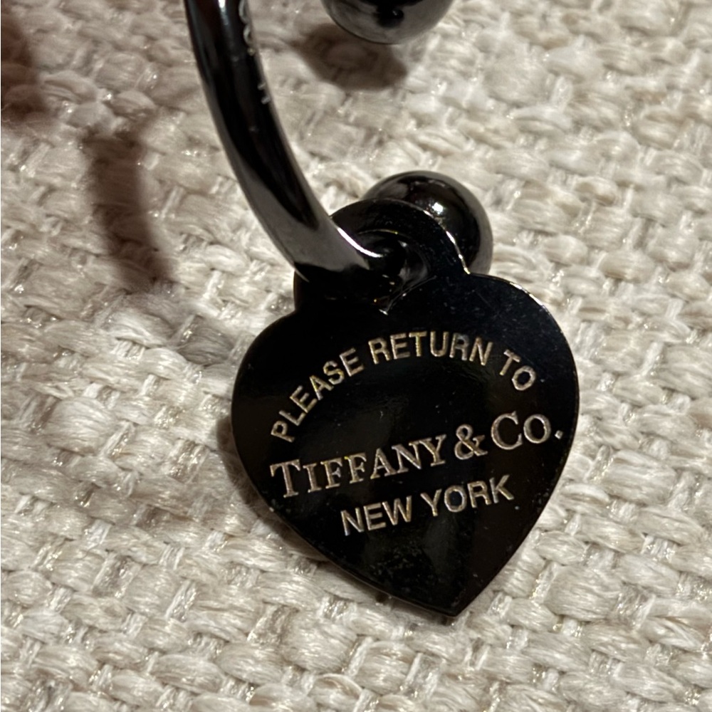 Tiffany & Co. black heart titanium screw keyring - Picture 3 of 6